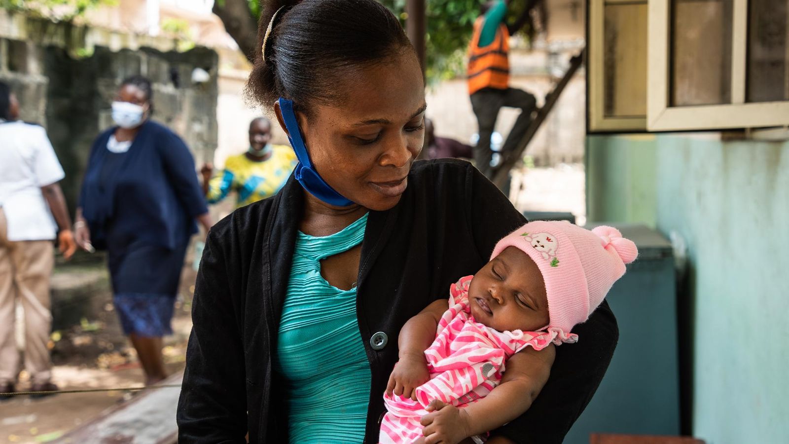 赤ちゃんを抱く女性 （ポリオ）   写真提供：Nigeria Photo Reportage 